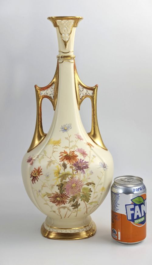 ROYAL WORCESTER PORCELAIN VASE HANDPAINTED CHRYSANTHEMUMS PIERCED GILT HANDLES 1890 - ADDITIONAL PHOTO 9
