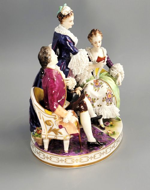 VOLKSTEDT PORCELAIN GROUP LE TOILETTE C 1915 GERMAN SALON PORCELAIN - ADDITIONAL PHOTO 4