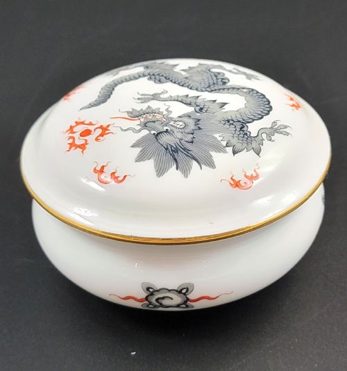 MEISSEN PORCELAIN BOX WITH BLACK DRAGON MOTIF EARLY 20TH CENTURY - ADDITIONAL PHOTO 1