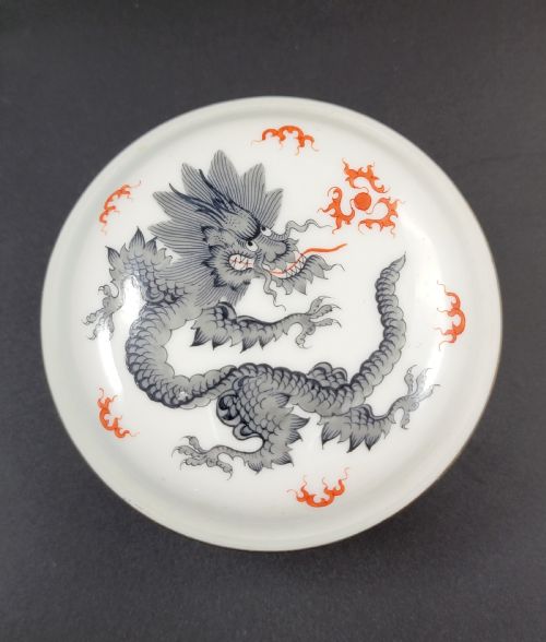 MEISSEN PORCELAIN BOX WITH BLACK DRAGON MOTIF EARLY 20TH CENTURY - ADDITIONAL PHOTO 4