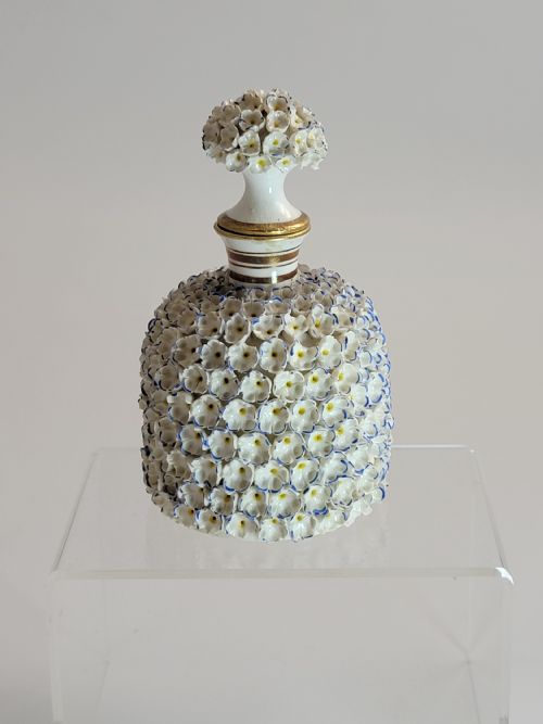 ROYAL WORCESTER PORCELAIN PERFUME BOTTLE WITH FORGETMENOT ENCRUSTATION C 1870 - ADDITIONAL PHOTO 1