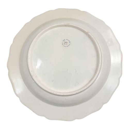 fig 2. A circular Regency period Flight, Barr and Barr Worcester porcelain plate featuring a lobed edge, gold leaf rim, and hand-painted Chinoiserie decoration with dragon and kylin motifs.