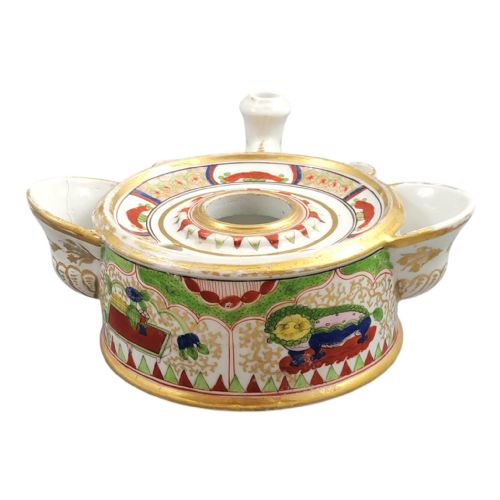 fig 1. A circular Flight Barr and Barr Worcester porcelain inkwell decorated with the hand-painted Dragon in Compartments pattern, gold leaf borders, and built-in pen holders.