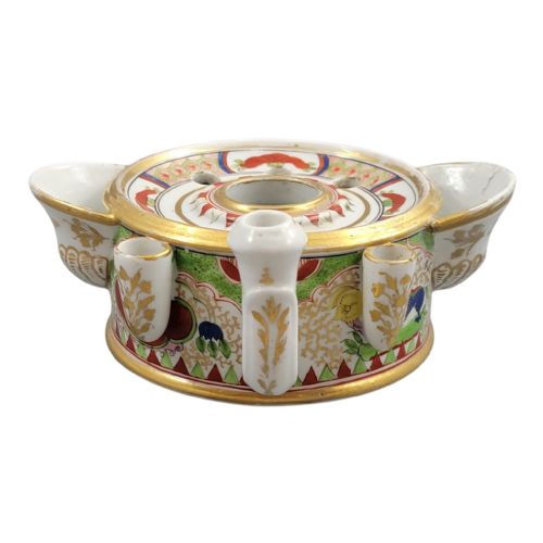 fig 4. A circular Flight Barr and Barr Worcester porcelain inkwell decorated with the hand-painted Dragon in Compartments pattern, gold leaf borders, and built-in pen holders.