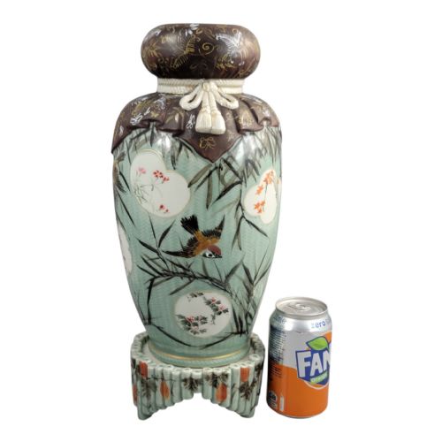 A MONUMENTAL AND UNIQUE PAIR OF MEIJI PERIOD SETO PORCELAIN VASES BY KATO SANHEI ON MATCHING ORIGINAL PORCELAIN STANDS - ADDITIONAL PHOTO 7