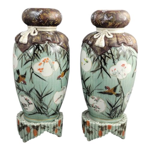 A MONUMENTAL AND UNIQUE PAIR OF MEIJI PERIOD SETO PORCELAIN VASES BY KATO SANHEI ON MATCHING ORIGINAL PORCELAIN STANDS - ADDITIONAL PHOTO 10