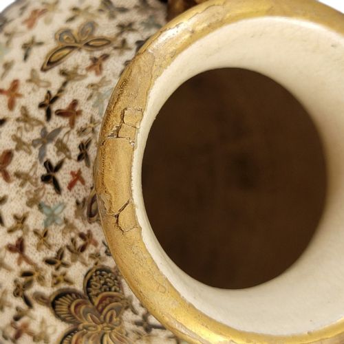 A FINE PAIR OF JAPANESE SATSUMA THOUSAND BUTTERFLIES VASES SIGNED KINZAN MEIJI PERIOD - ADDITIONAL PHOTO 1