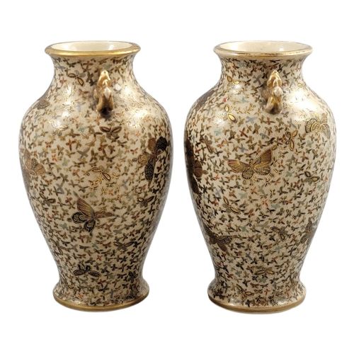 A FINE PAIR OF JAPANESE SATSUMA THOUSAND BUTTERFLIES VASES SIGNED KINZAN MEIJI PERIOD - ADDITIONAL PHOTO 9
