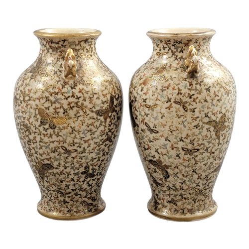 A FINE PAIR OF JAPANESE SATSUMA THOUSAND BUTTERFLIES VASES SIGNED KINZAN MEIJI PERIOD - ADDITIONAL PHOTO 11