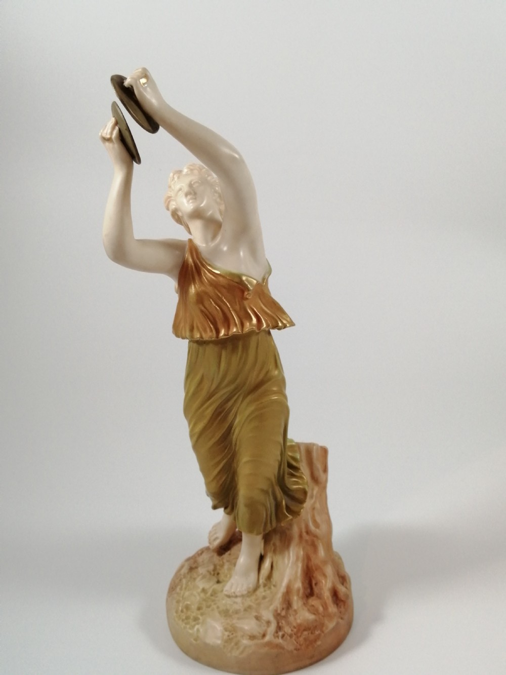 Antique Royal Worcester Hadley figurine « Woman with cymbals » ,Shot Enamel ,?.1890 View III