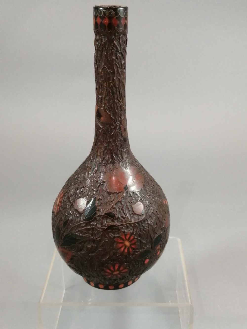 “Tree-Bark” Japanese Jiki-shippo cloisonne  on porcelain bulbous vase
19th century
 View VII