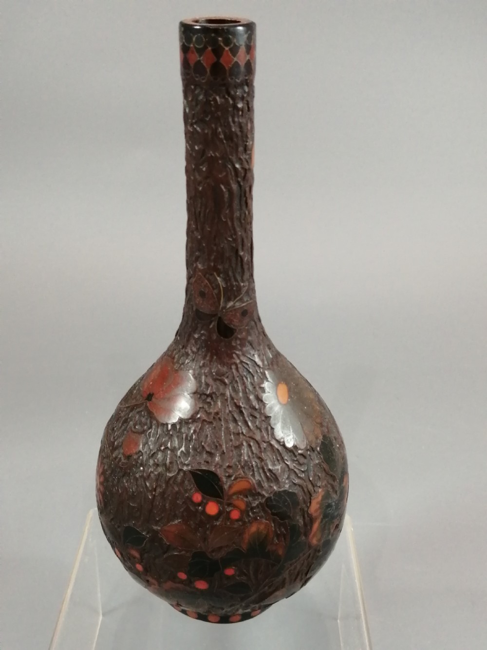 “Tree-Bark” Japanese Jiki-shippo cloisonne  on porcelain bulbous vase
19th century
 View VIII