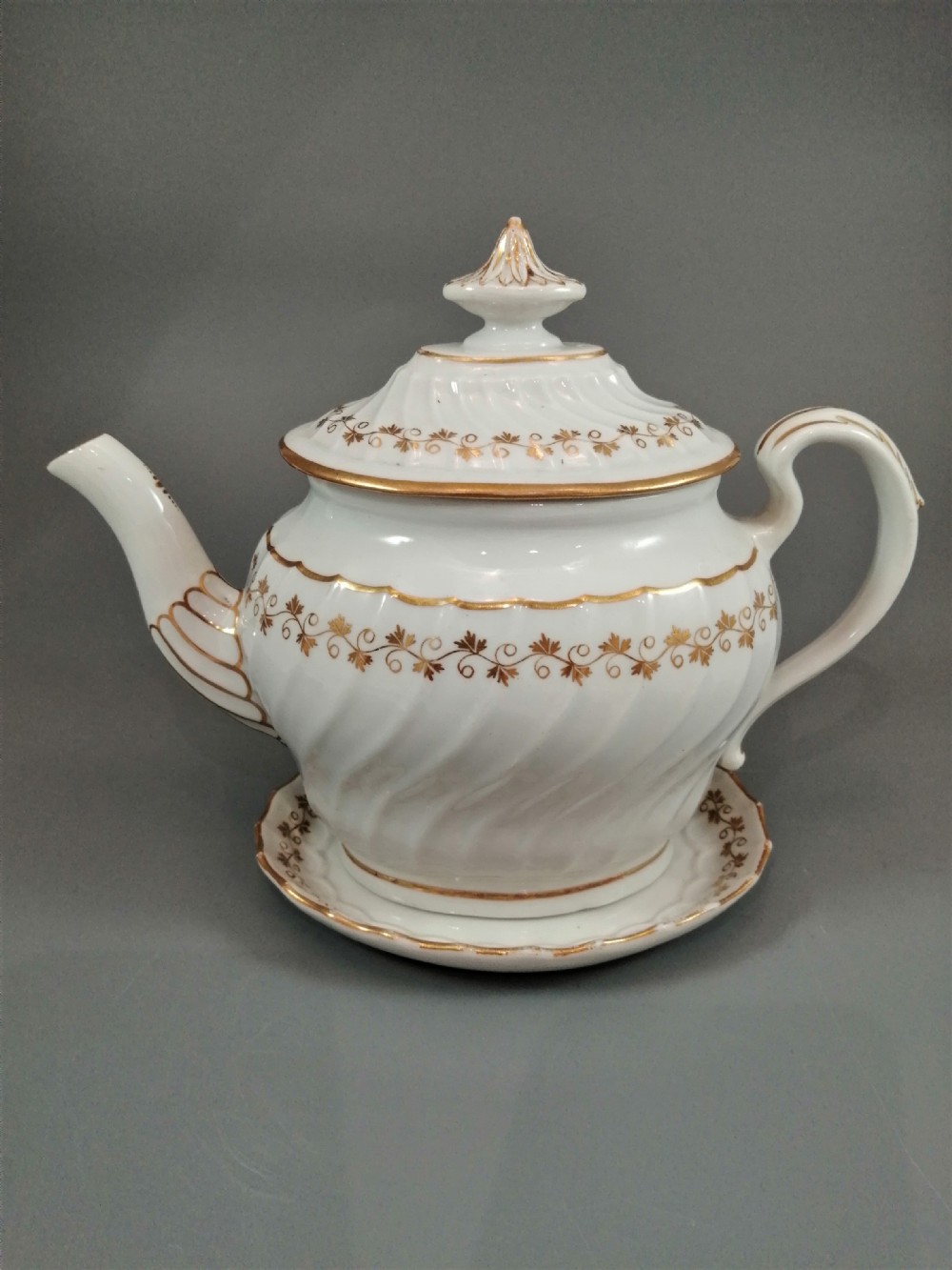 A Flight & Barr (Worcester) teapot and stand , c 1793-1804