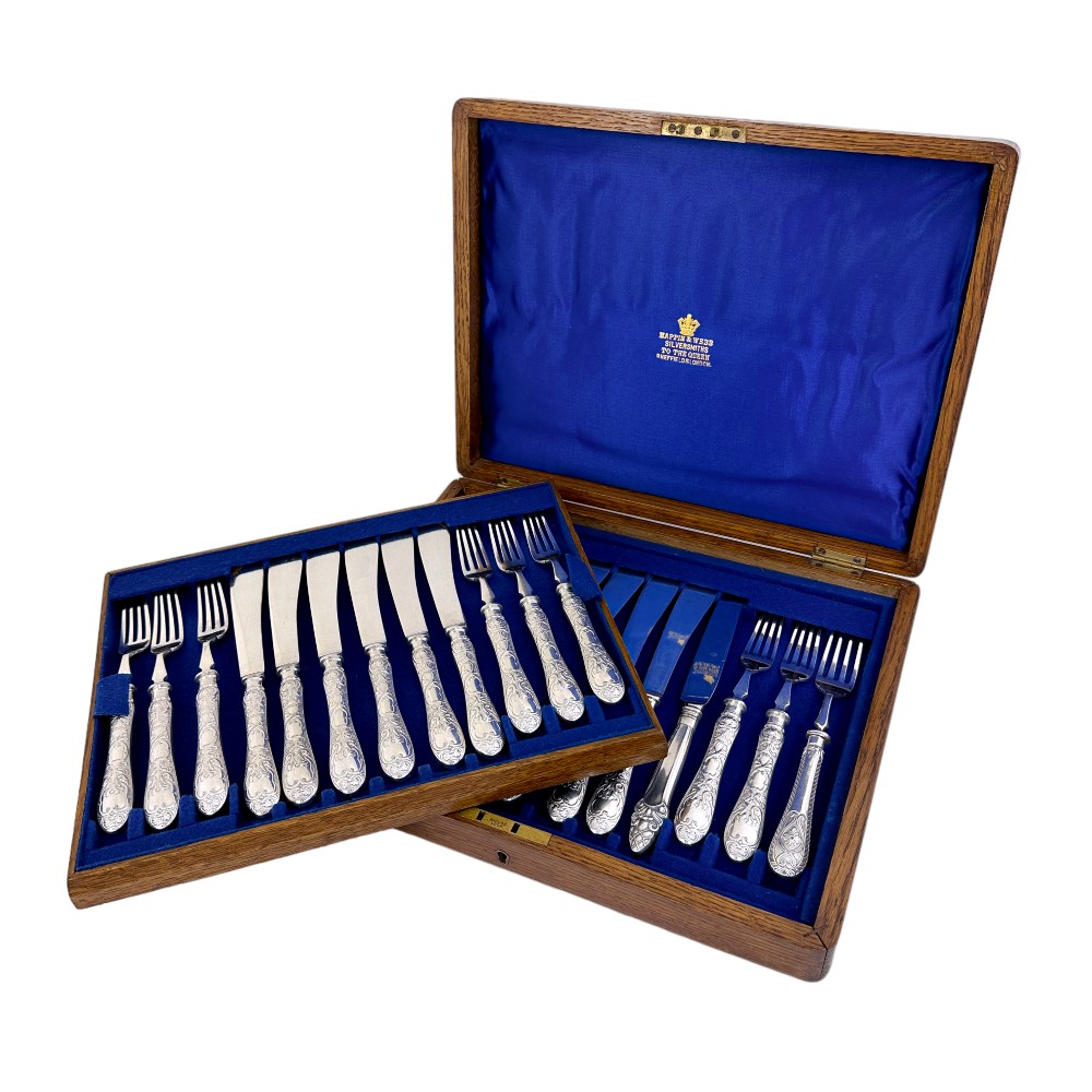 Late Victorian Mappin & Webb silver plated 24 piece 12 person fish cutlery set in oak canteen