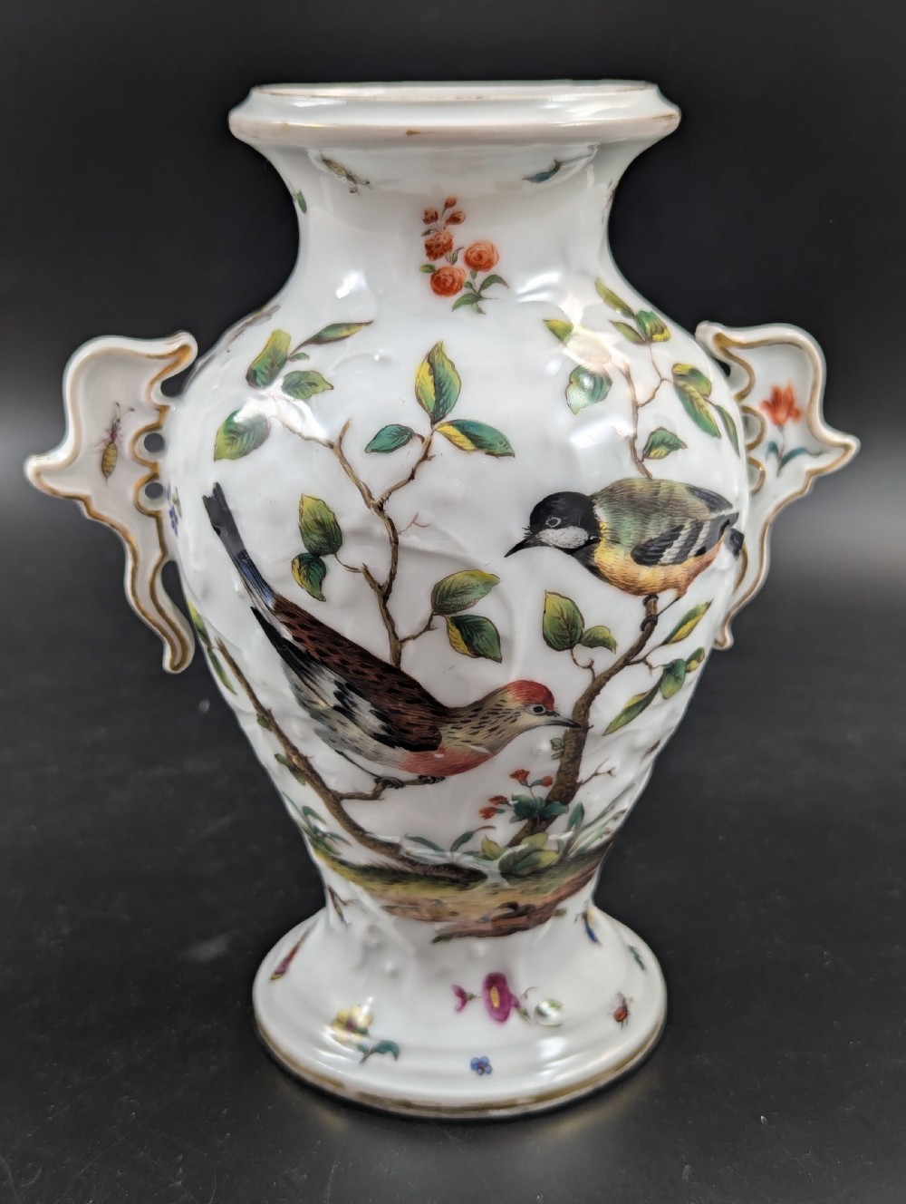 Vienna porcelain with bindenschild beehive mark - Rothschild pattern vase with birds View IV