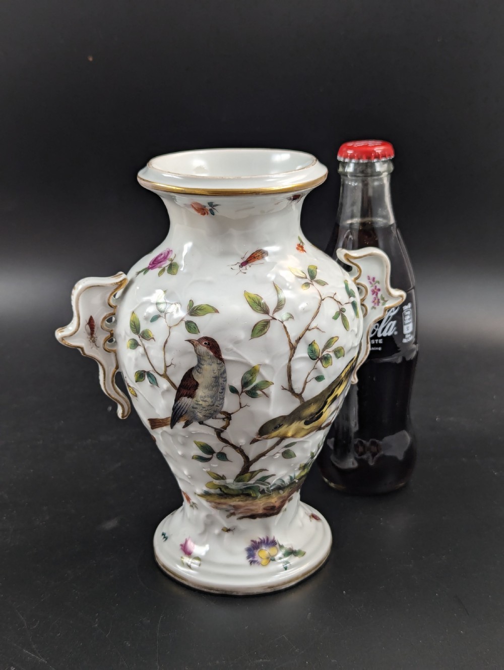 Vienna porcelain with bindenschild beehive mark - Rothschild pattern vase with birds View VIII