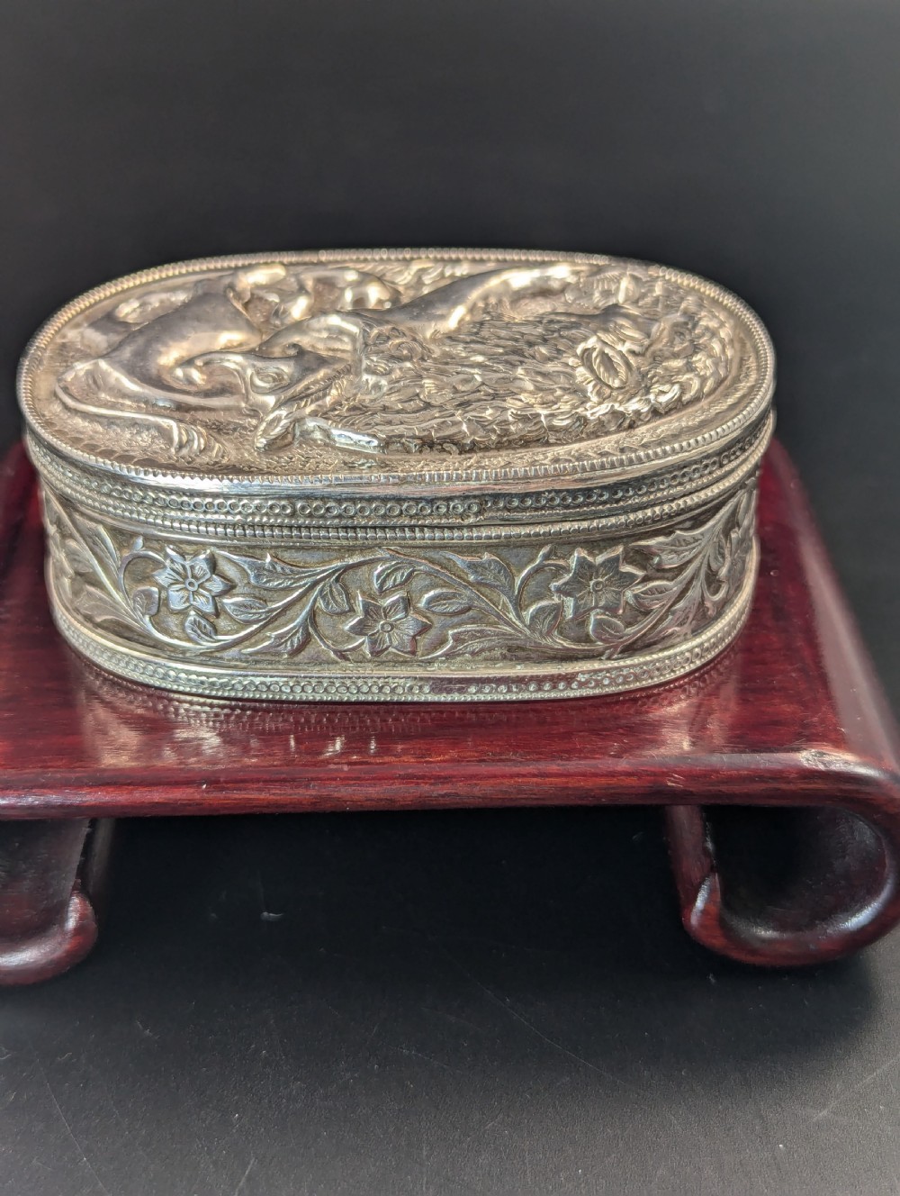 Antique Silver Snuff Box Depicting a Battle Between a Lion and a Mythological Beast View VII