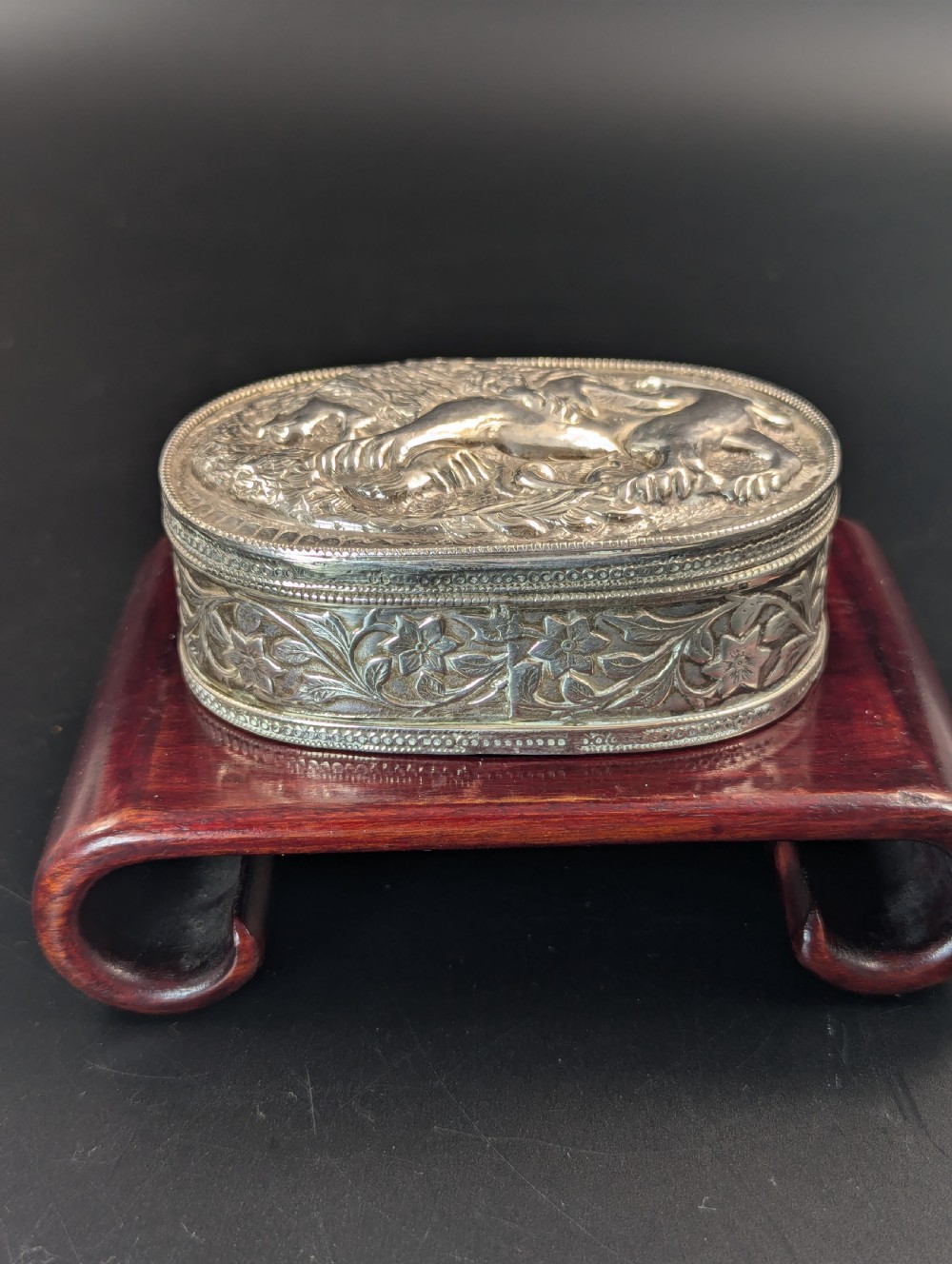 Antique Silver Snuff Box Depicting a Battle Between a Lion and a Mythological Beast View VIII