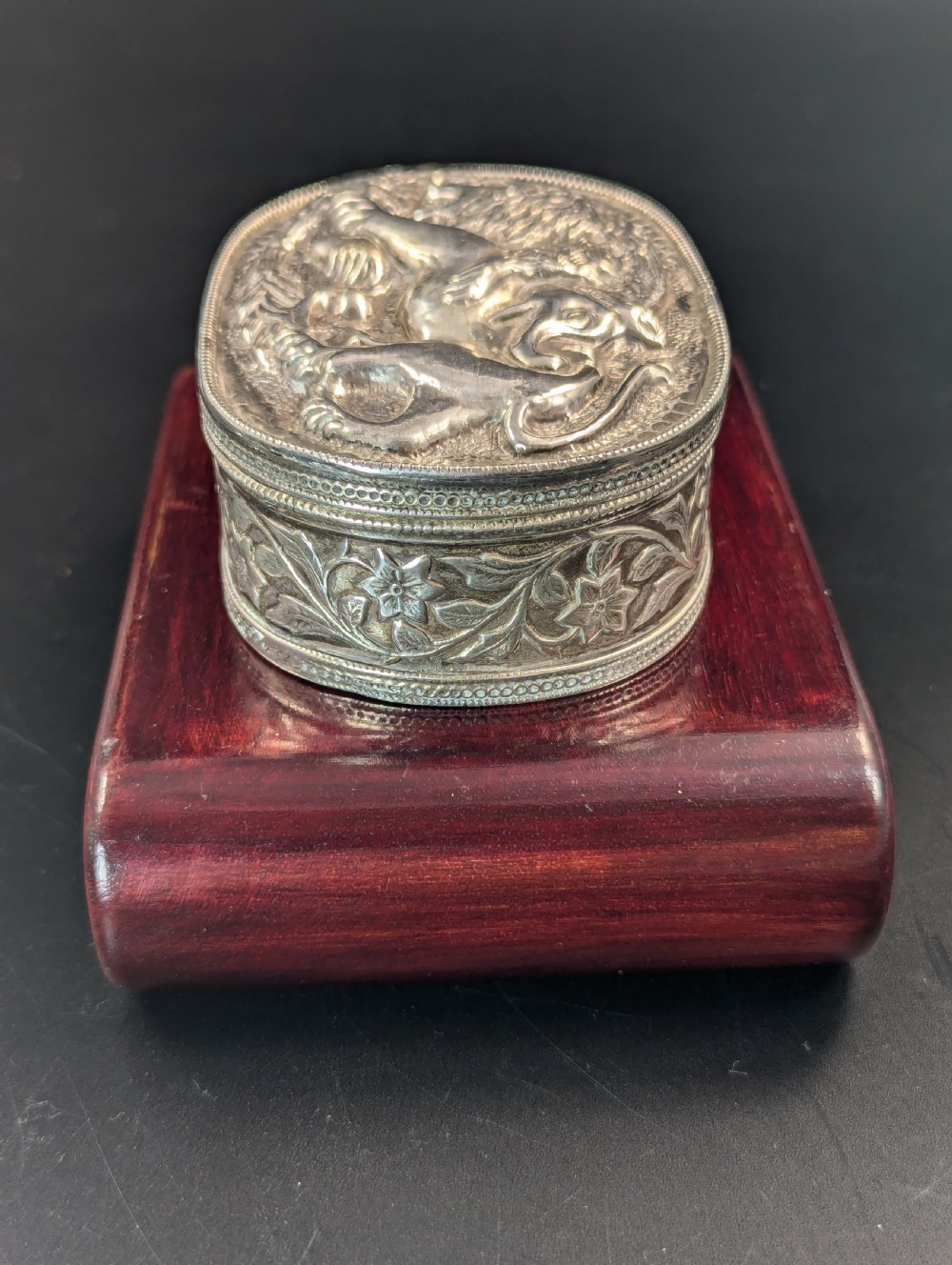 Antique Silver Snuff Box Depicting a Battle Between a Lion and a Mythological Beast View IX