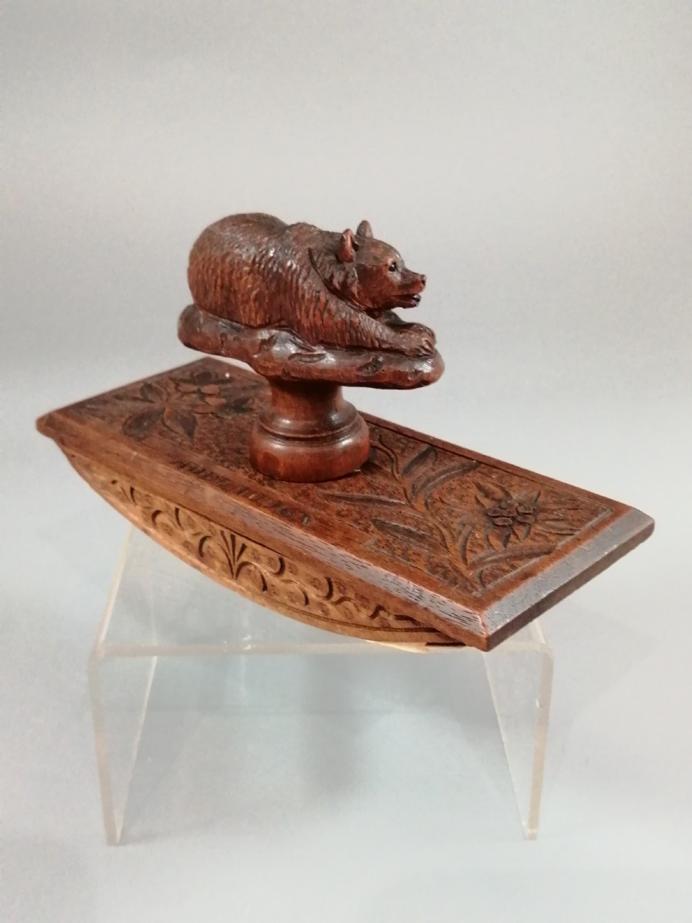 19th century Black Forest walnut desk blotter with a bear View VII