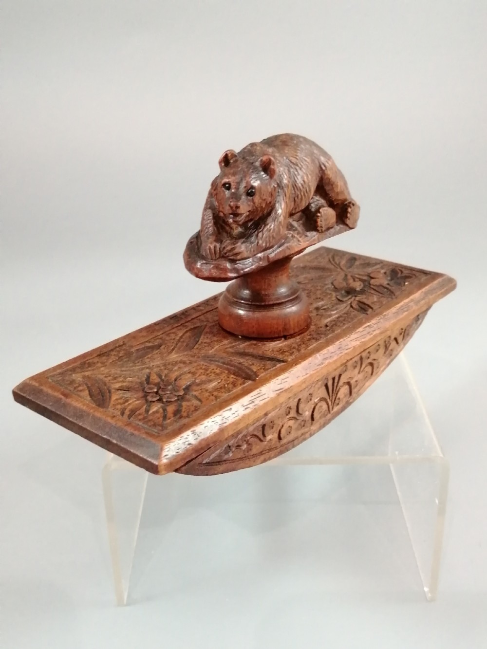 19th century Black Forest walnut desk blotter with a bear View IX