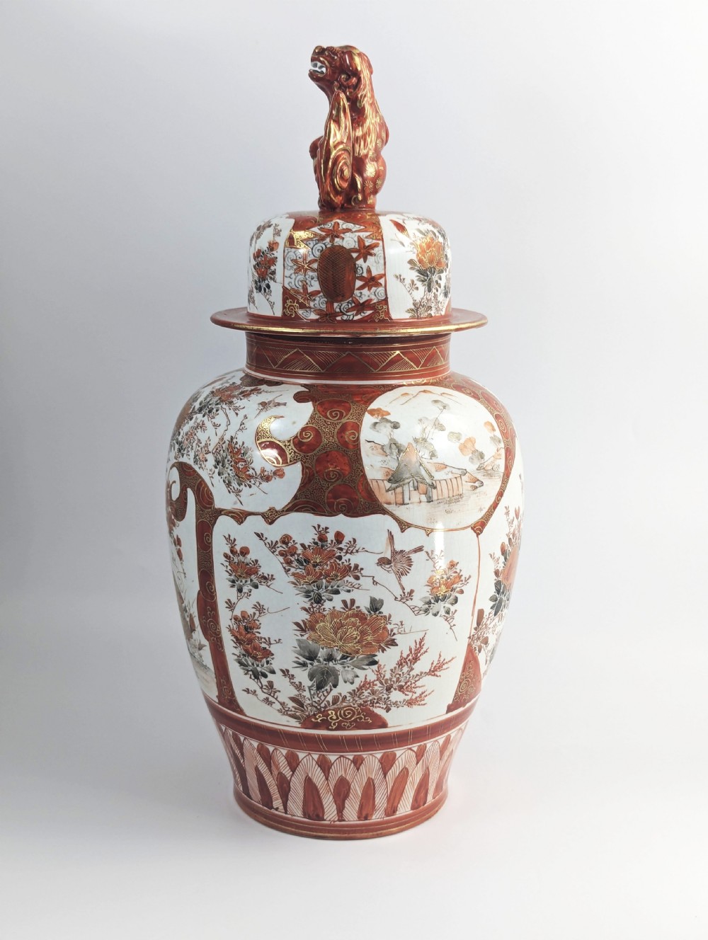 Kutani rare antique porcelain large lidded vase, Meiji Period, Foo Dog Lid, 42 cm View III
