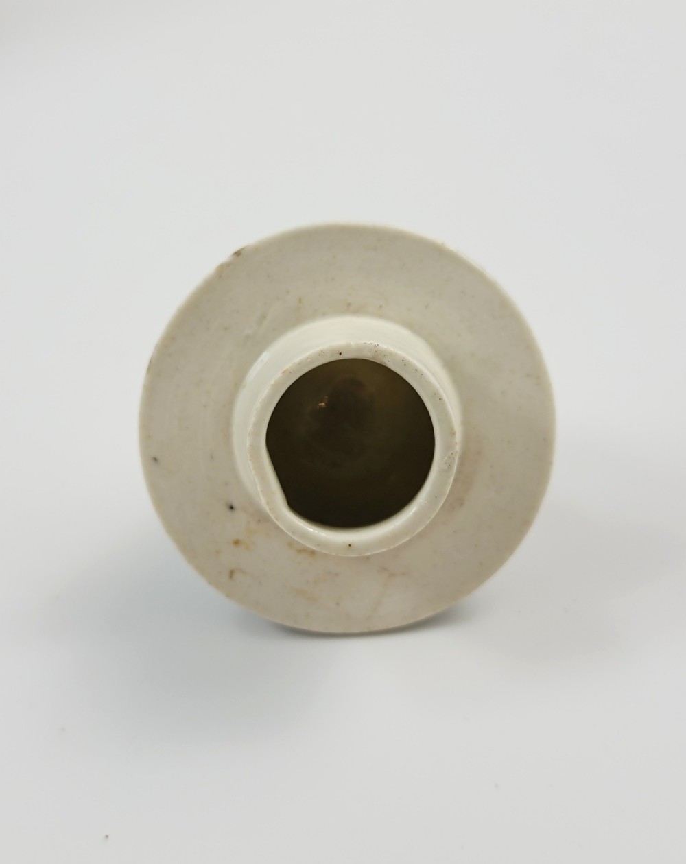 An eighteenth-century fluted soft-paste porcelain tea canister featuring underglaze blue floral patterns and a matching lid with a flower bud finial. View XI