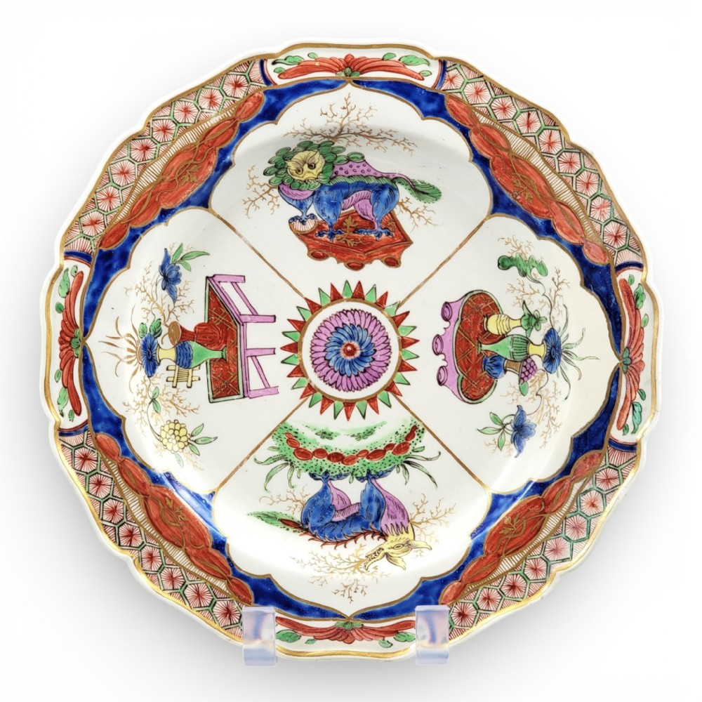 A circular Regency period Flight, Barr and Barr Worcester porcelain plate featuring a lobed edge, gold leaf rim, and hand-painted Chinoiserie decoration with dragon and kylin motifs.
