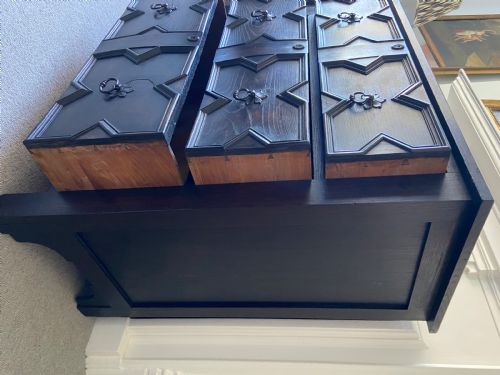 A 3 DRAWER OAK GEOMETRIC ANTIQUE CHEST OF DRAWERS ENGLISH C1920 91CM - ADDITIONAL PHOTO 2