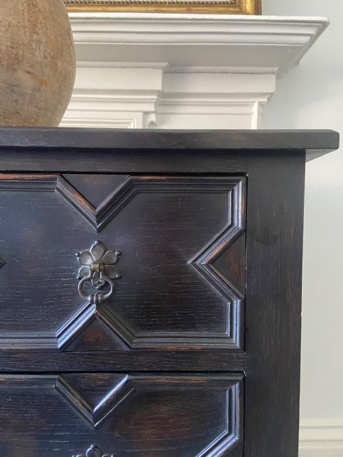A 3 DRAWER OAK GEOMETRIC ANTIQUE CHEST OF DRAWERS ENGLISH C1920 91CM - ADDITIONAL PHOTO 4