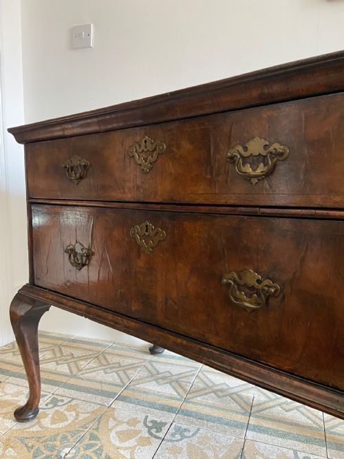EARLY 18TH CENTURY QUEEN ANNE WALNUT 2 DRAWER CHEST 96CM WIDE C1710 - ADDITIONAL PHOTO 5