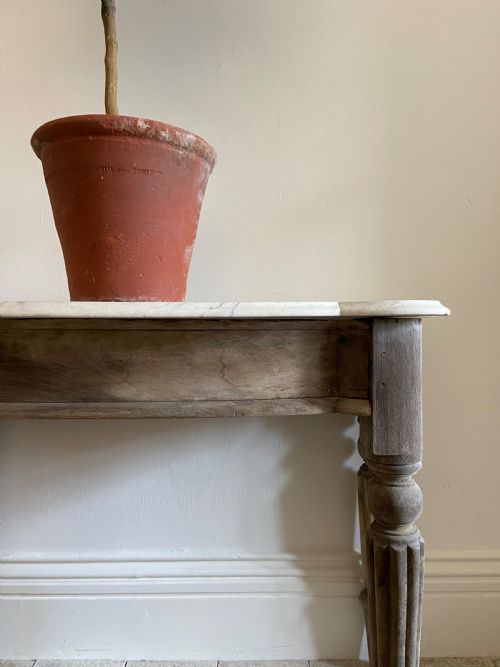 A 19TH CENTURY ORANGERY POTTING SHED TABLE 106CM WIDE CARRARA MARBLE TOP - ADDITIONAL PHOTO 9