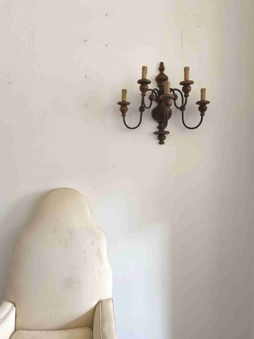 A PAIR OF EARLY 20TH CENTURY CIRCA 19001920 LARGE 5 BRANCH CONTINENTAL TURNED WALNUT WALL SCONCES 50CM - ADDITIONAL PHOTO 1