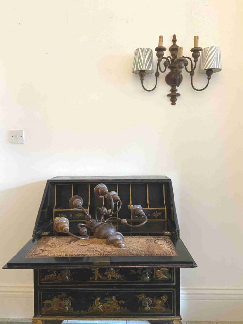 A PAIR OF EARLY 20TH CENTURY CIRCA 19001920 LARGE 5 BRANCH CONTINENTAL TURNED WALNUT WALL SCONCES 50CM - ADDITIONAL PHOTO 2