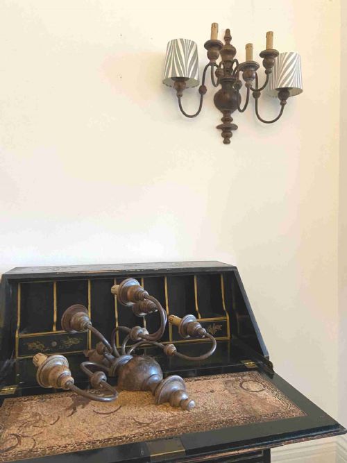 A PAIR OF EARLY 20TH CENTURY CIRCA 19001920 LARGE 5 BRANCH CONTINENTAL TURNED WALNUT WALL SCONCES 50CM - ADDITIONAL PHOTO 3