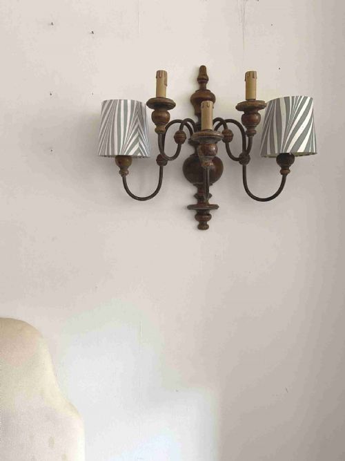 A PAIR OF EARLY 20TH CENTURY CIRCA 19001920 LARGE 5 BRANCH CONTINENTAL TURNED WALNUT WALL SCONCES 50CM - ADDITIONAL PHOTO 11