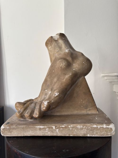 A GRAND TOUR CLASSICAL PLASTER FOOT SCULPTURE MUSEUM COPY C1900 31CM TALL - ADDITIONAL PHOTO 3