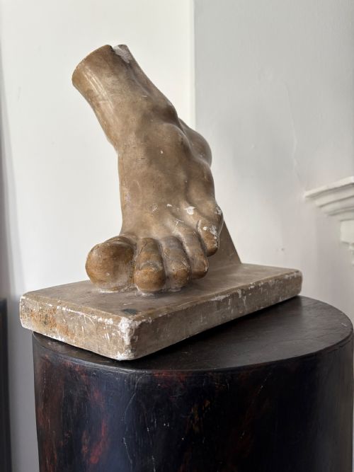 A GRAND TOUR CLASSICAL PLASTER FOOT SCULPTURE MUSEUM COPY C1900 31CM TALL - ADDITIONAL PHOTO 4