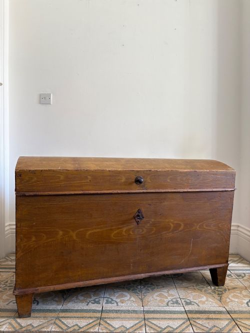 LARGE EARLY 19TH CENTURY SWEDISH SCUMBLE PAINTED PINE DOME TRUNK 115CM - ADDITIONAL PHOTO 2