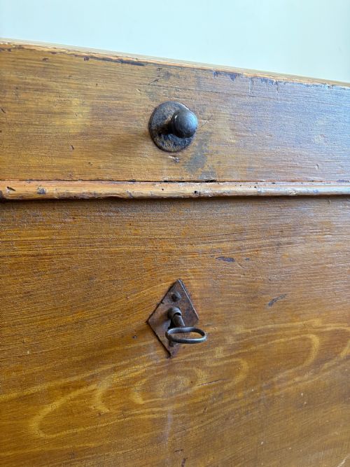 LARGE EARLY 19TH CENTURY SWEDISH SCUMBLE PAINTED PINE DOME TRUNK 115CM - ADDITIONAL PHOTO 3