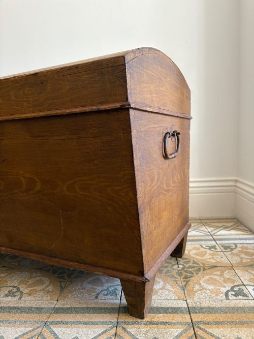 LARGE EARLY 19TH CENTURY SWEDISH SCUMBLE PAINTED PINE DOME TRUNK 115CM - ADDITIONAL PHOTO 4