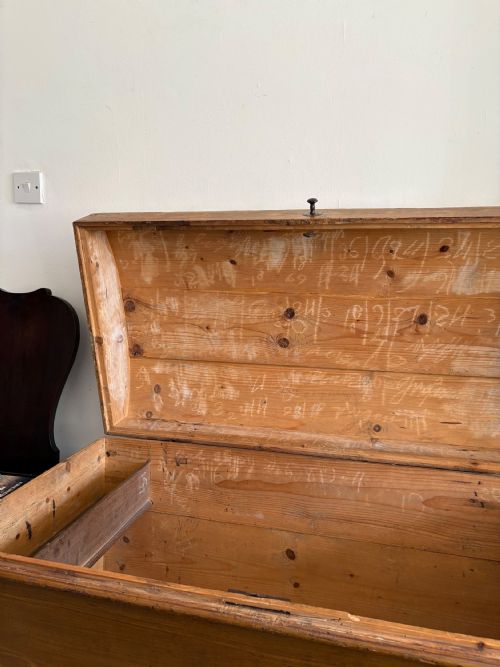 LARGE EARLY 19TH CENTURY SWEDISH SCUMBLE PAINTED PINE DOME TRUNK 115CM - ADDITIONAL PHOTO 7