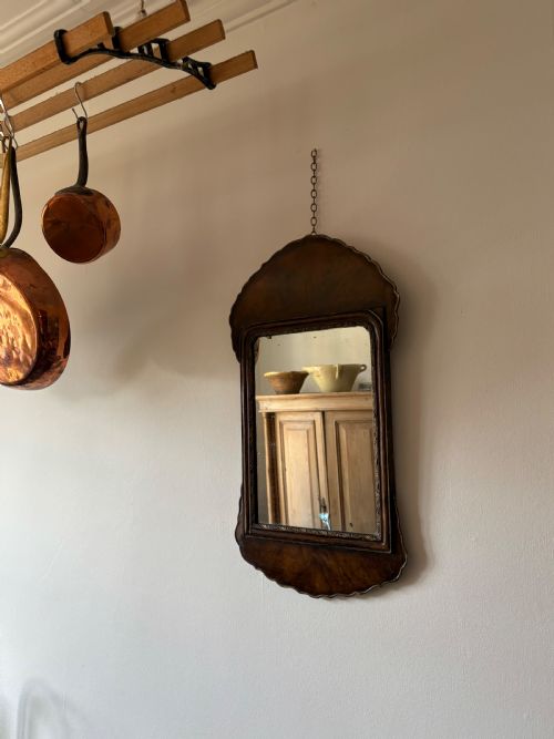 AN 18TH CENTURY QUEEN ANNE STYLE WALNUT VENEER MIRROR 63CM ORIGINAL PLATE - ADDITIONAL PHOTO 2