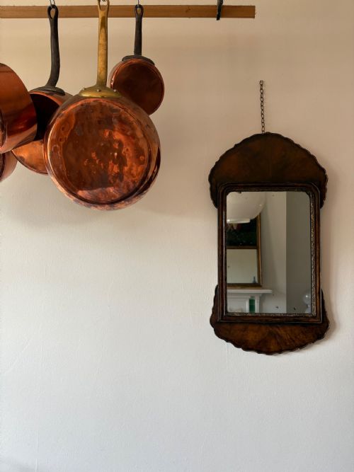 AN 18TH CENTURY QUEEN ANNE STYLE WALNUT VENEER MIRROR 63CM ORIGINAL PLATE - ADDITIONAL PHOTO 5