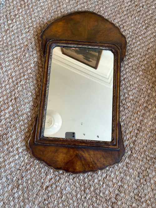 AN 18TH CENTURY QUEEN ANNE STYLE WALNUT VENEER MIRROR 63CM ORIGINAL PLATE - ADDITIONAL PHOTO 1