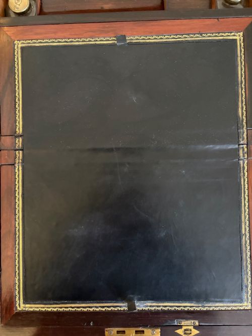 A 19THC BRASS BANDED ROSEWOOD WRITING SLOPE C1870 35CM WITH BLACK LEATHER - ADDITIONAL PHOTO 4