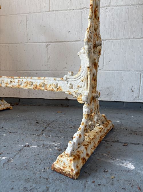 A WHITE PAINTED VICTORIAN CAST IRON GARDEN TABLE BASE 90CM WIDE - ADDITIONAL PHOTO 1