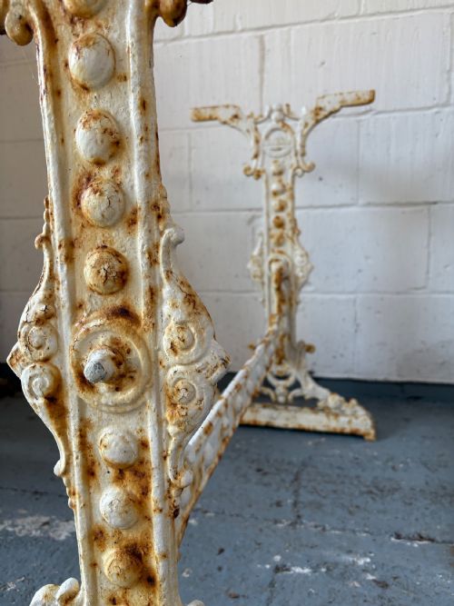 A WHITE PAINTED VICTORIAN CAST IRON GARDEN TABLE BASE 90CM WIDE - ADDITIONAL PHOTO 3