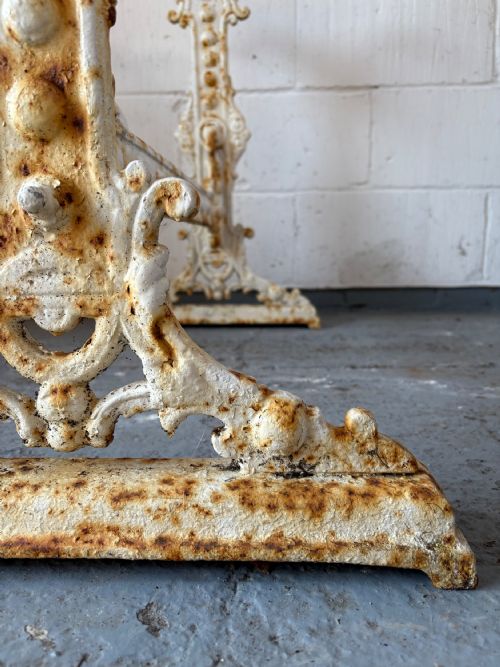 A WHITE PAINTED VICTORIAN CAST IRON GARDEN TABLE BASE 90CM WIDE - ADDITIONAL PHOTO 4