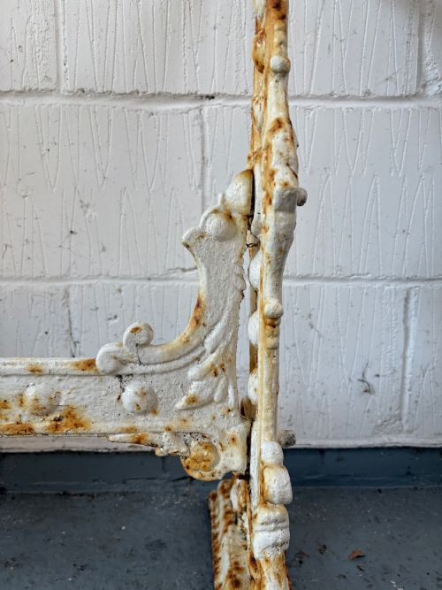 A WHITE PAINTED VICTORIAN CAST IRON GARDEN TABLE BASE 90CM WIDE - ADDITIONAL PHOTO 6